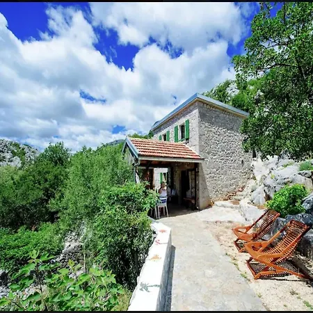 招待所 Stone House
