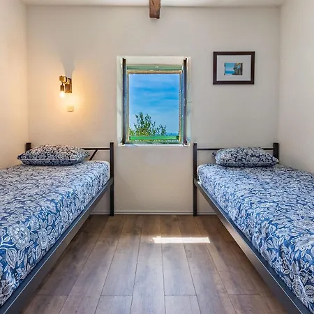 招待所 Stone House